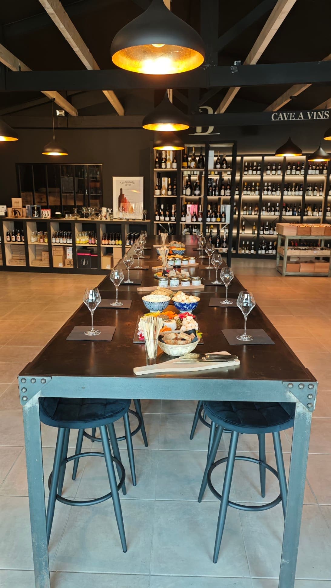 Table de dégustation dressée avec planches et verres à La Bouteille